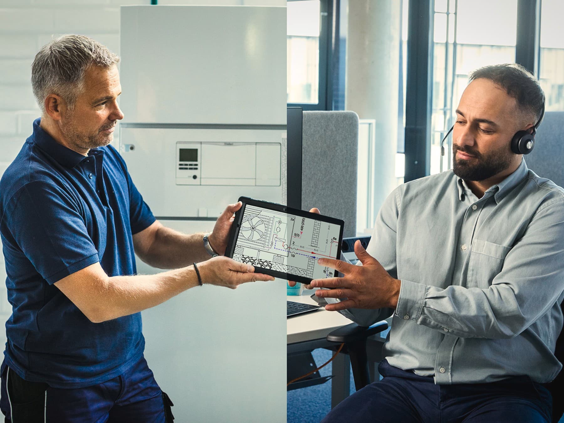 Technik a architekt si podávajú tablet