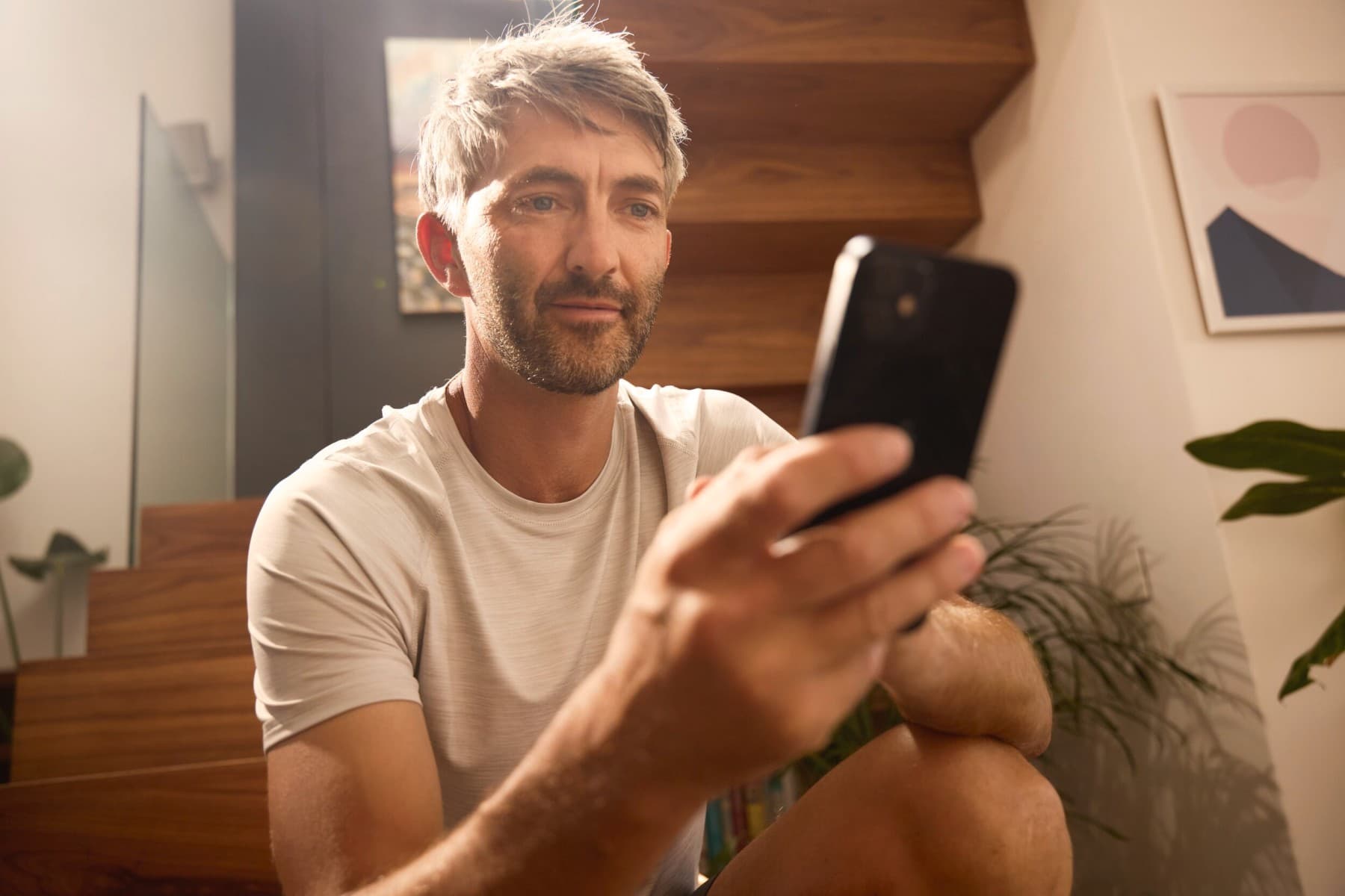 Muž používajúci svoj mobilný telefón
