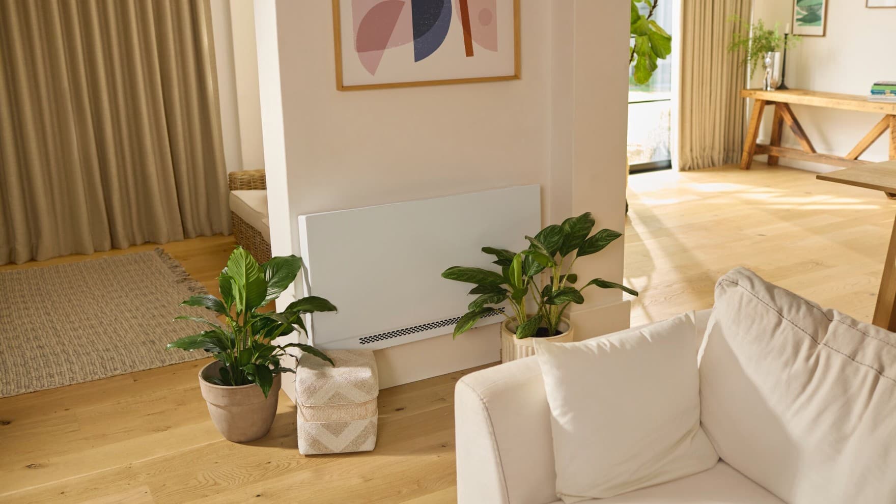 Konzolový ventilátorový konvektor aroVAIR plus namontovaný na stene