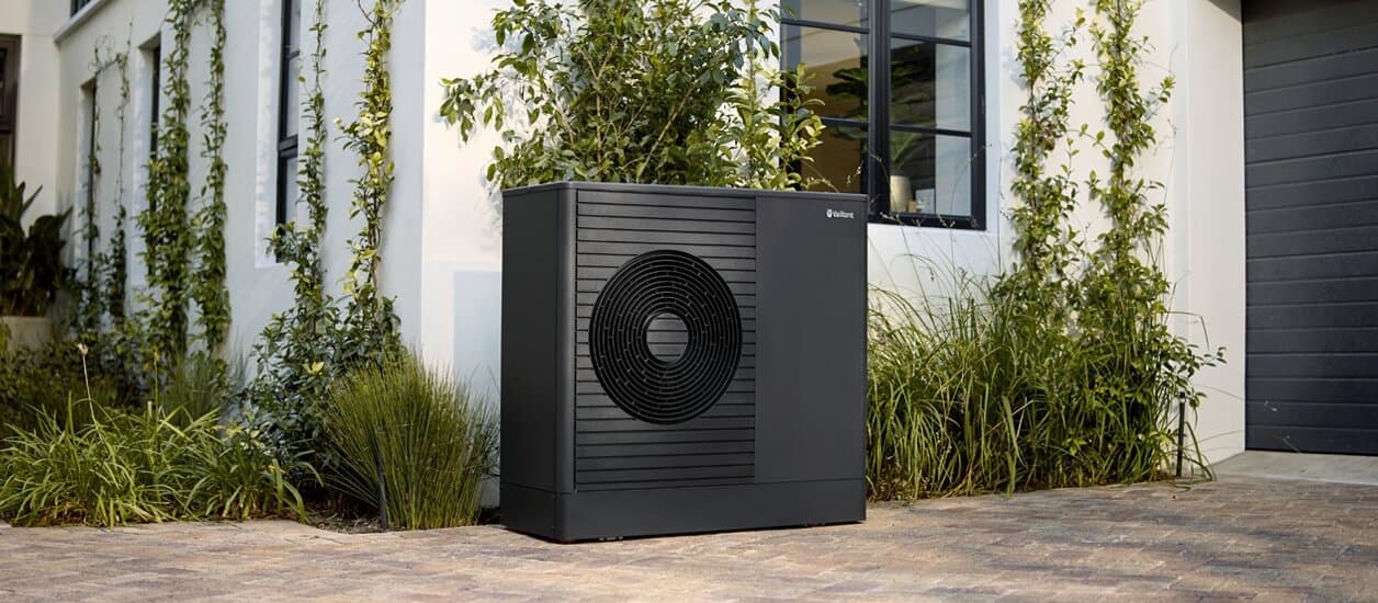 aroTHERM plus umiestnený pred domom