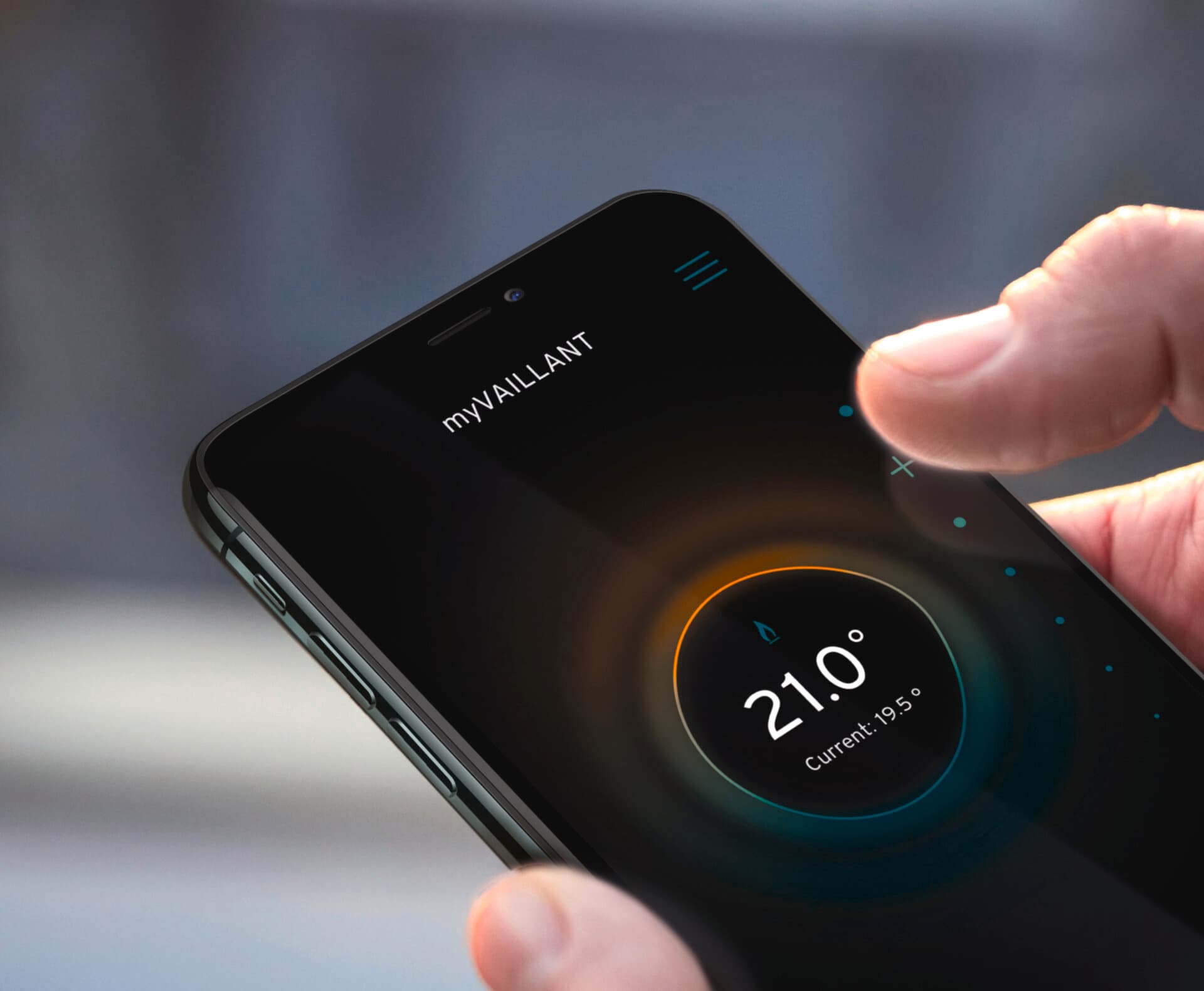 Ruka držiaca smartfón s nainštalovanou aplikáciou myVaillant
