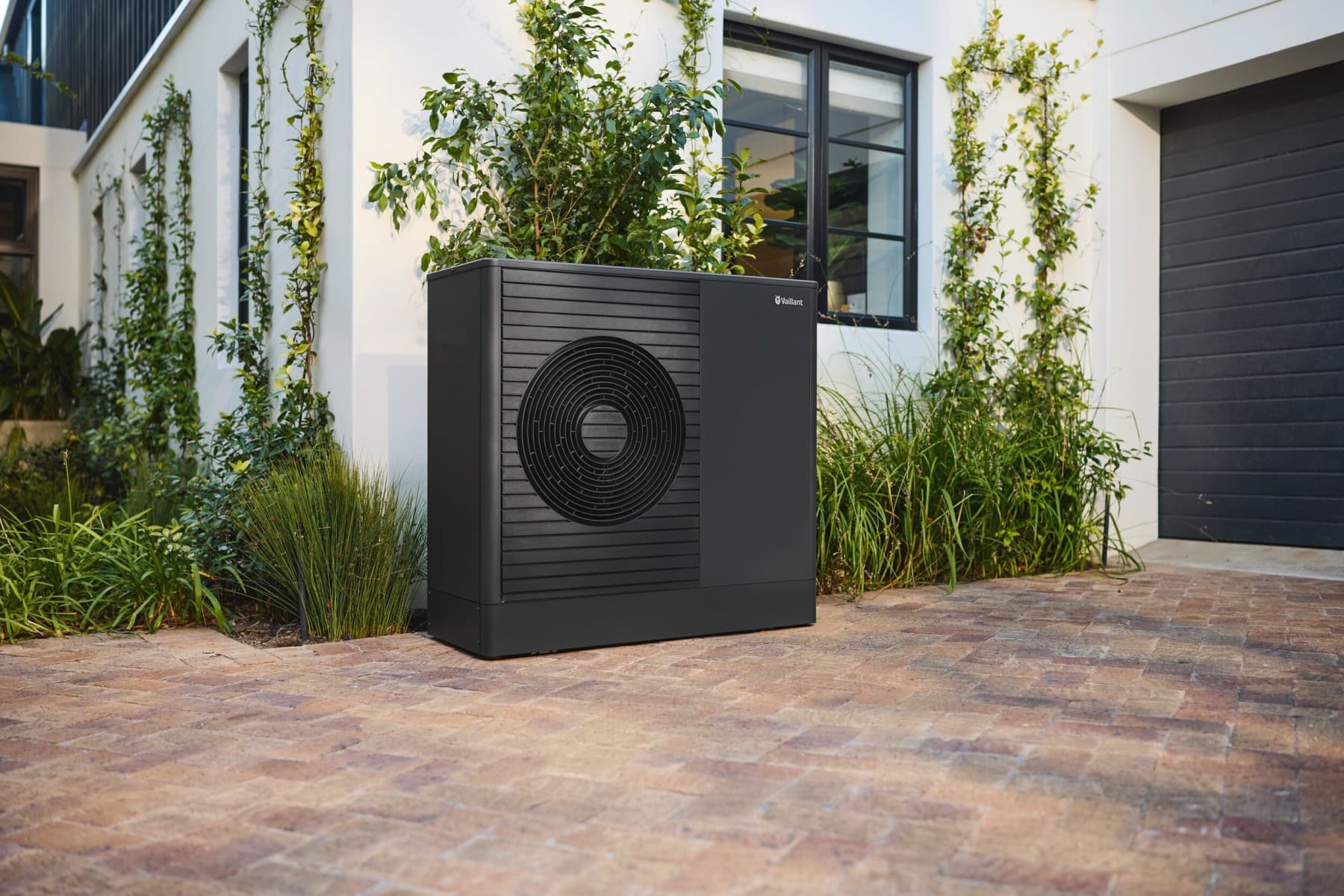 AroTHERM plus v blízkosti okna