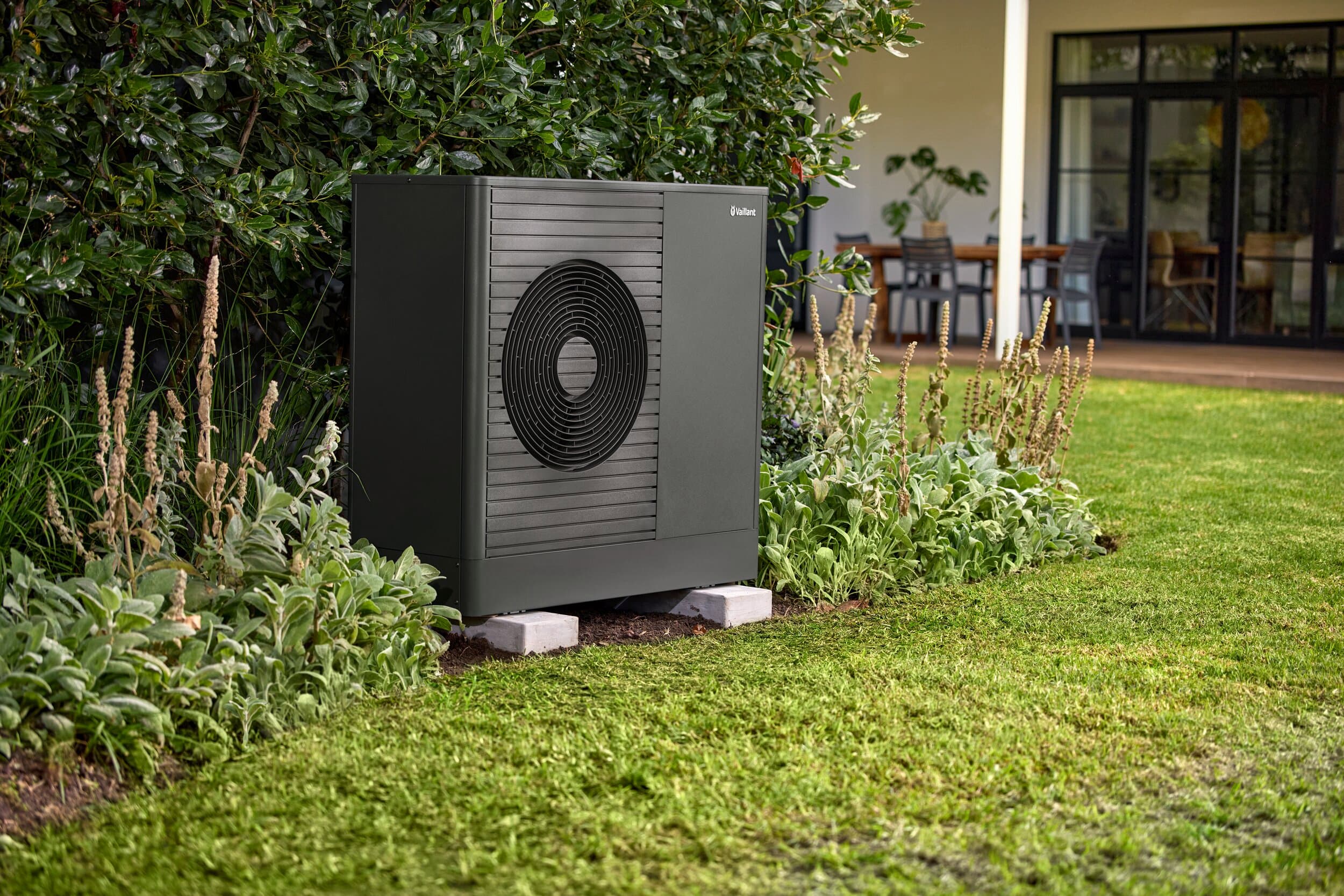 aroTHERM plus v záhrade