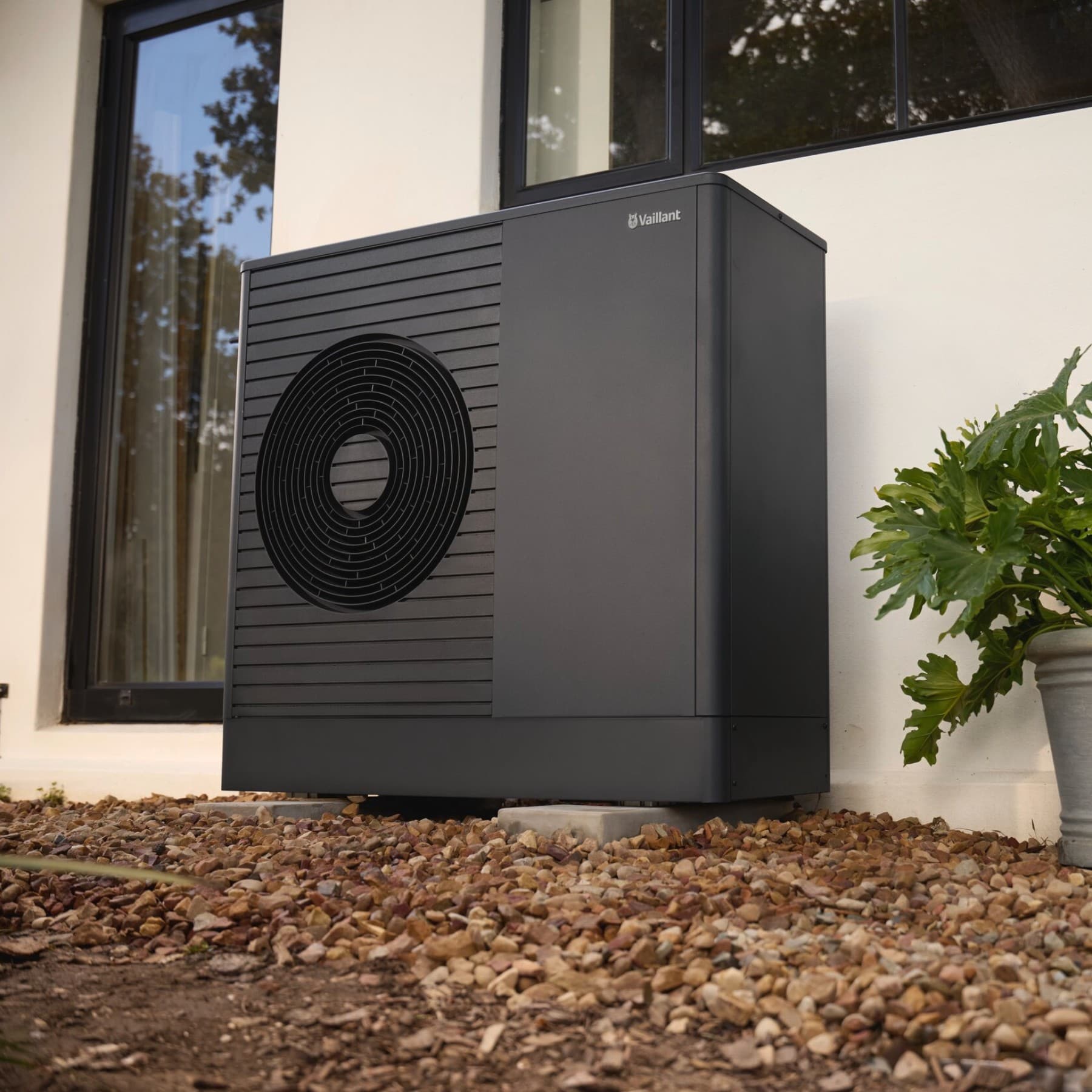 AroTHERM plus v blízkosti dverí