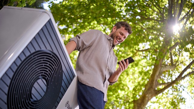 muž pri tepelnom čerpadle