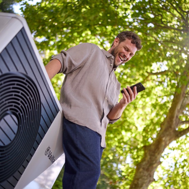 muž pri tepelnom čerpadle