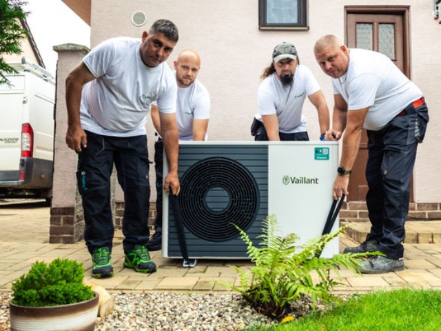 Tepelné čerpadlo Vaillant nesú štyria technici