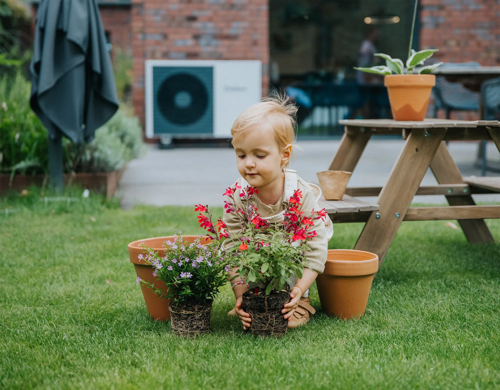 Dieťa v záhrade s tepelným čerpadlom